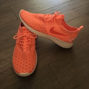 Women’s Nike sneakers